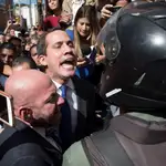  La oposición vuelve a investir a Guaidó, reprimido por el chavismo con gases lacrimógenos