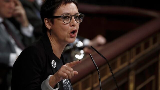 La diputada de ERC Montse Bassa, durante su intervención este martes en el Congreso, en el que se celebra la tercera jornada de la sesión de investidura del candidato socialista Pedro Sánchez como presidente del Gobierno.- EFE/Mariscal