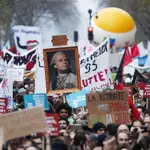 Una pancarta caricaturiza a Macron como si fuese el absolutista Luis XIV, el “rey sol” el pasado 17 de diciembre