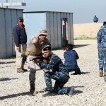 Policías iraquíes reciben las indicaciones de militares españoles en un entrenamiento militar en la base militar de Basmaya, al sur de Bagdad, en una imagen de archivo