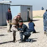 Policías iraquíes reciben las indicaciones de militares españoles en un entrenamiento militar en la base militar de Basmaya, al sur de Bagdad, en una imagen de archivo