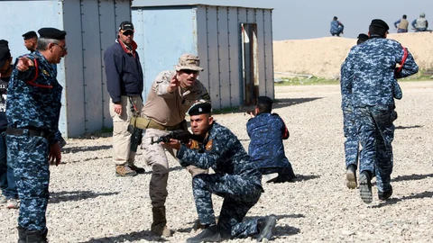 Policías iraquíes reciben las indicaciones de militares españoles en un entrenamiento militar en la base militar de Basmaya, al sur de Bagdad, en una imagen de archivo