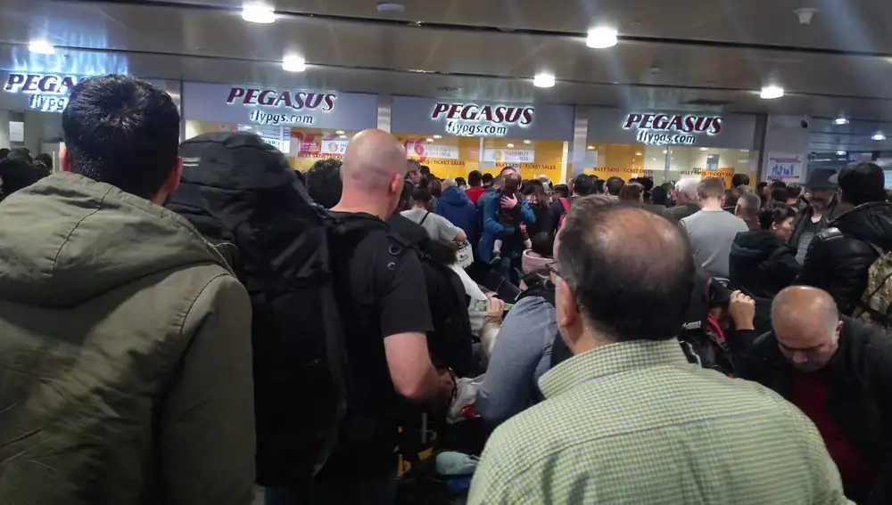 Numerosos pasajeros en las ventanillas de Pegasus reclamando ser reubicados en nuevos vuelos