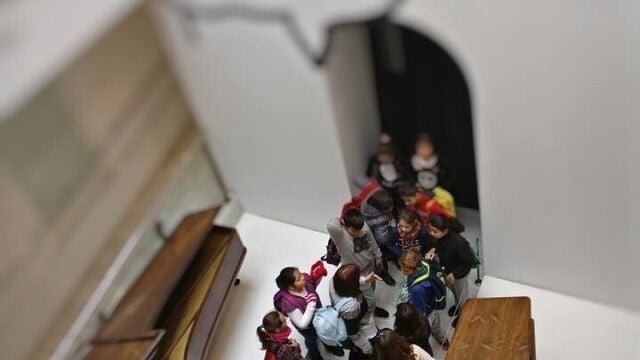 Un grupo de escolares hace cola en el Museo Interactivo de la Música de Málaga
