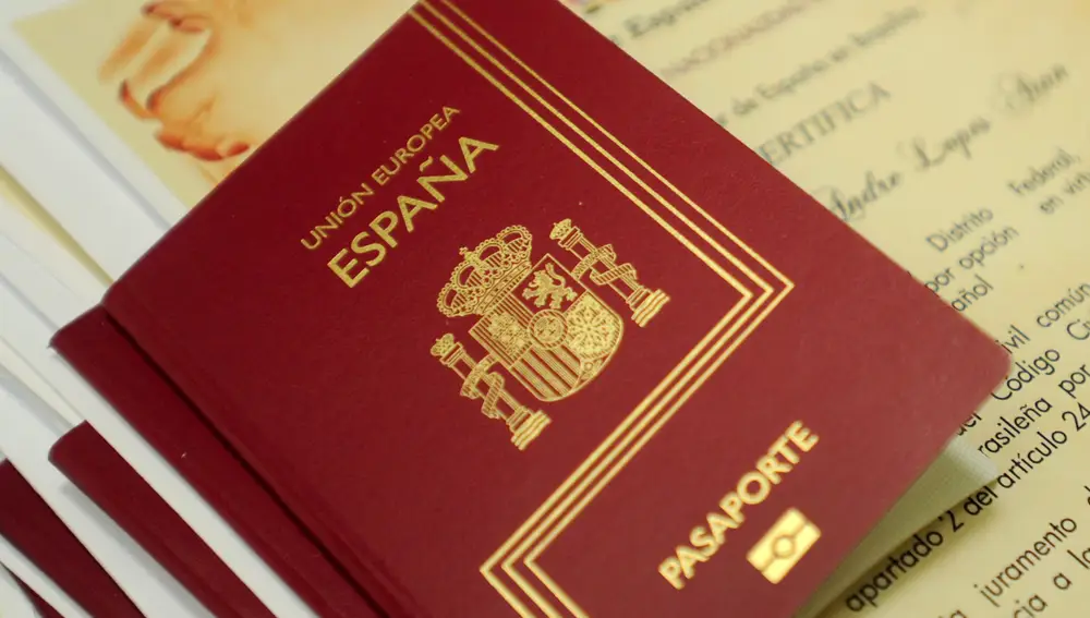 Pasaportes españoles durante su entrega a 35 brasileños que adoptaron la ciudadanía española en Brasilia en 2013 acogidos a la Ley de Memoria Histórica