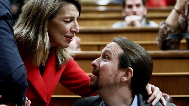 El secretario general de Podemos, Pablo Iglesias, junto a la nueva ministra de Trabajo, Yolanda Díaz