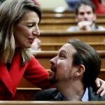 El secretario general de Podemos, Pablo Iglesias, junto a la nueva ministra de Trabajo, Yolanda Díaz