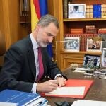 GRAF8905. MADRID, 07/01/2020.- El rey Felipe VI firma esta tarde el real decreto con el nombramiento de Pedro Sánchez como jefe del Ejecutivo, una vez que la presidenta del Congreso, Meritxell Batet, le ha comunicado formalmente su investidura al lograr la mayoría requerida en el Congreso .- EFE/Casa de S.M. el Rey