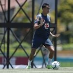 El centrocampista brasileño Reinier, jugador del Flamengo y cuya contratación es negociada por el Real Madrid, controla el balón durante un entrenamiento de la selección brasileña Sub 23 este martes, en la Granja Comary de Teresópolis, en Río de Janeiro (Brasil). El seleccionado de Brasil se prepara para el Preolímpico en la ruta a Tokio 2020 que se disputará en Colombia. EFE/ Marcelo Sayão