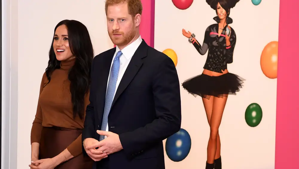 Britain's Prince Harry and his wife Meghan, Duchess of Sussex react as they view a special exhibition of art by Indigenous Canadian artist Skawennati in the Canada Gallery during their visit to Canada House in London, Britain January 7, 2020. Daniel Leal-Olivas/Pool via REUTERS