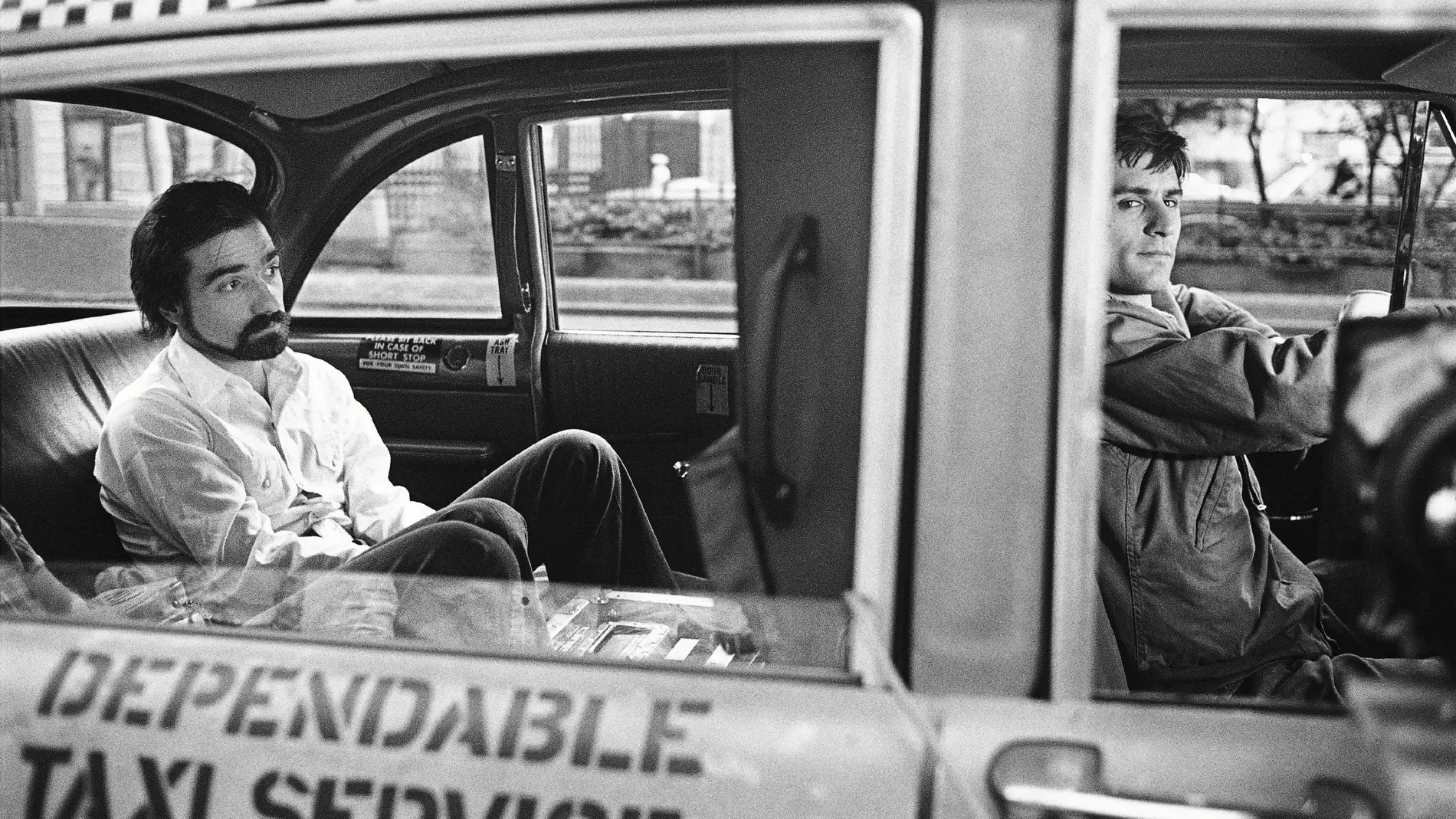 Imagen del rodaje de "Taxi Driver" tomada por Steve Shapiro, con Martin Scorsese sentado al taxi junto a Robert de Niro. EFE/Krause & Johansen