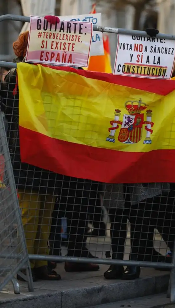Banderas de España a las puertas del Congreso de los Diputados