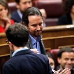 El líder de Más País, Íñigo Errejón, saluda al secretario general de Unidas Podemos, Pablo Iglesias