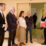 Los socialistas José Francisoo Martín y Ana Sánchez conversan con José Ignacio Delgado, David Castaño, Marta Sanz e Izquierdo, de Cs, antes de la comisión