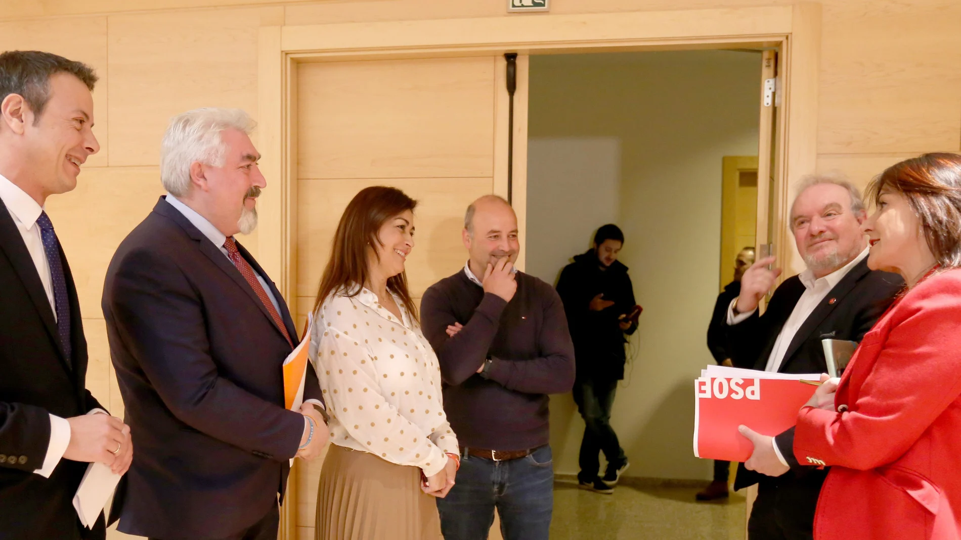 Los socialistas José Francisoo Martín y Ana Sánchez conversan con José Ignacio Delgado, David Castaño, Marta Sanz e Izquierdo, de Cs, antes de la comisión