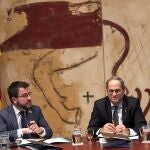 El presidente de la Generalitat, Quim Torra (d), junto al vicepresidente del Govern y conseller de Economía, Pere Aragonès (i)