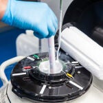 Tanque de nitrógeno líquido en un laboratorio.