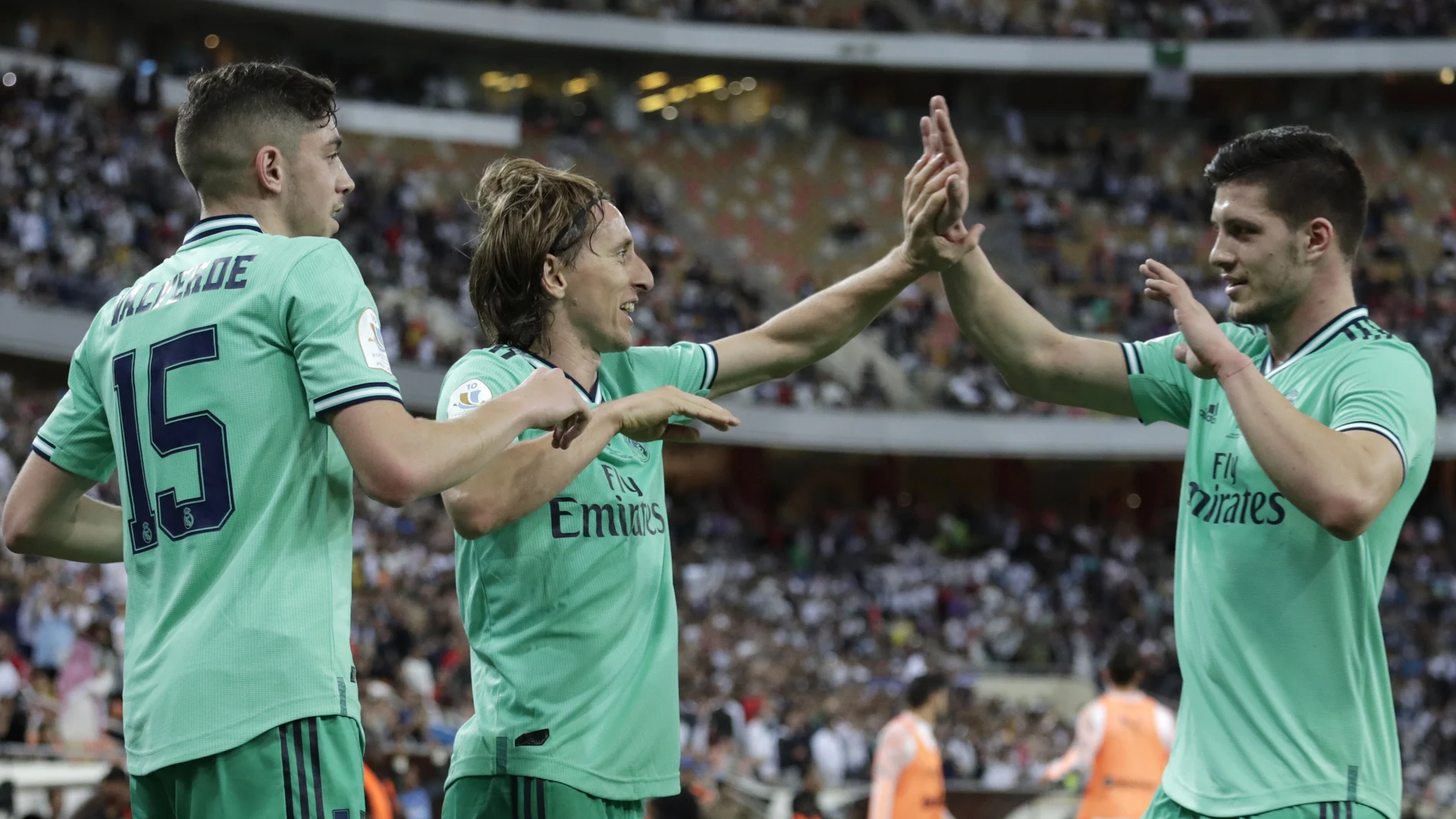 Modric celebra con Jovic el tercer gol del Madrid en la semifinal ante el Valencia