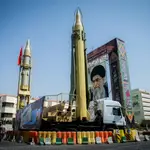 Misiles expuestos en la plaza de Baharestan, en Teherán, con el retrato del ayatolá Jamenei al fondo, en una imagen de archivo
