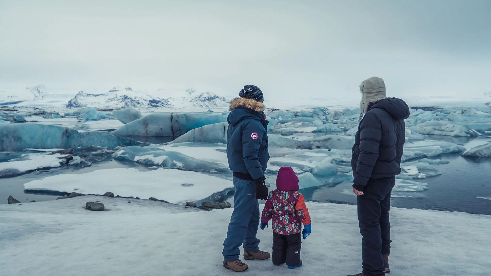 “Hola, mundo” el documental de Rubén Señor y Lucía Sánchez (algoquerecordar.com), que habla sobre la importancia de lo que sucede en la primera infancia y los beneficios que el viaje en familia puede aportarle a los niños, narrado por la voz de Alejandro Sanz.