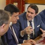 El consejero de Fomento y Medio Ambiente, Juan Carlos Suárez-Quiñones, se reúne con el presidente de la Diputación de Ávila, Carlos García