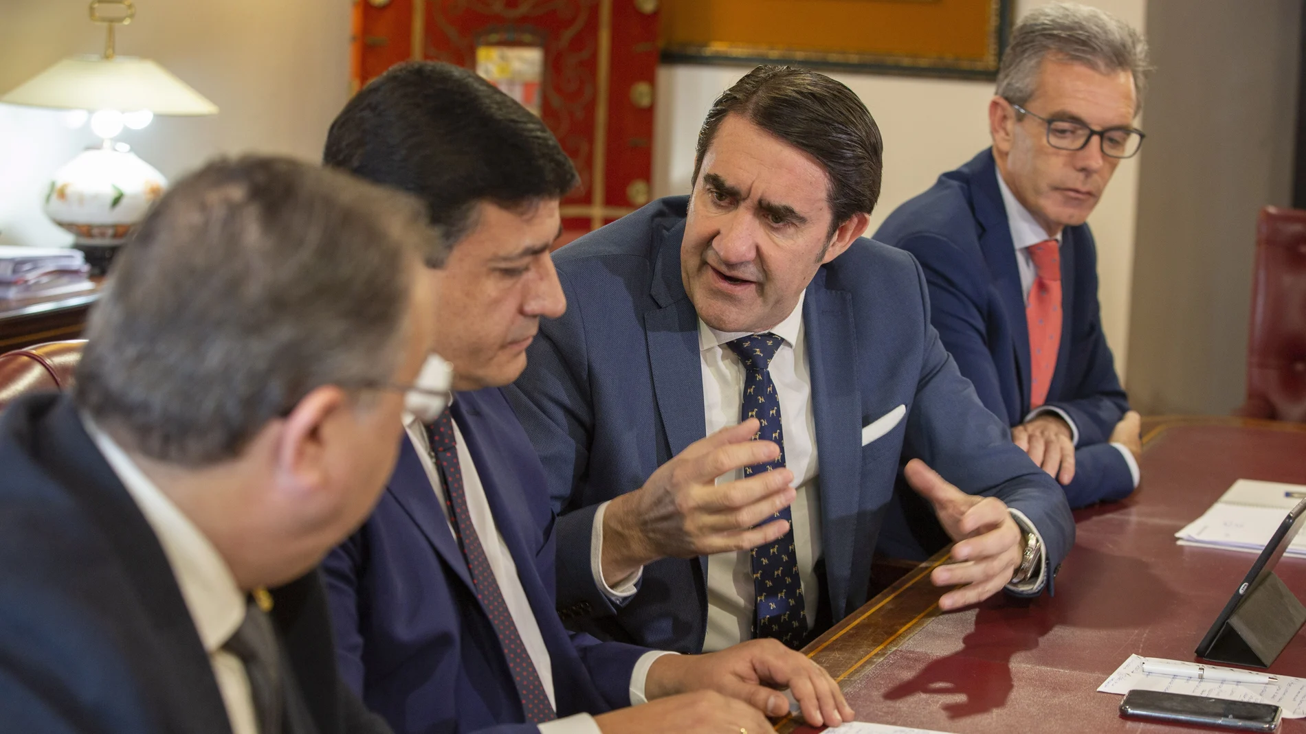 El consejero de Fomento y Medio Ambiente, Juan Carlos Suárez-Quiñones, se reúne con el presidente de la Diputación de Ávila, Carlos García