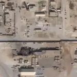 La imagen de satélite tomada ayer muestra el aparente efecto de un misil en la base aérea de Al Asad, en Irak