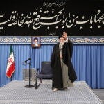 Imagen del líder supremo de Irán, el ayatolá Ali Khamenei, hoy en Teherán.