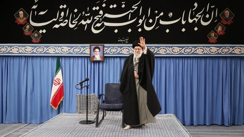 Imagen del líder supremo de Irán, el ayatolá Ali Khamenei, hoy en Teherán.