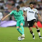 Garay, del Valencia, contra Fede Valverde, del Real Madrid