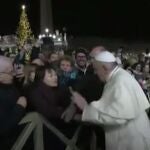 Momento en el que el Papa reprende a un a muejr que le agarra bruscamente la mano