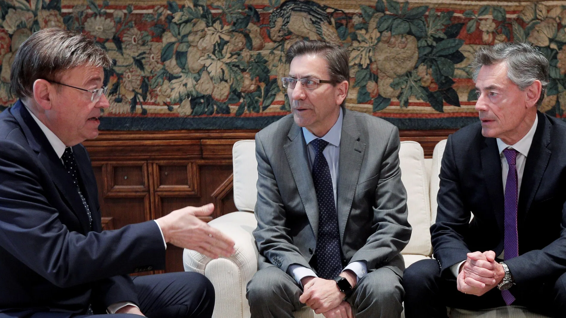 El presidente de la Generalitat, Ximo Puig, recibió en audiencia al director general de Consum, Juan Luis Durich (d), y al presidente de la Confederació de Cooperatives de la Comunitat Valenciana, Emili Villaescusa (c)