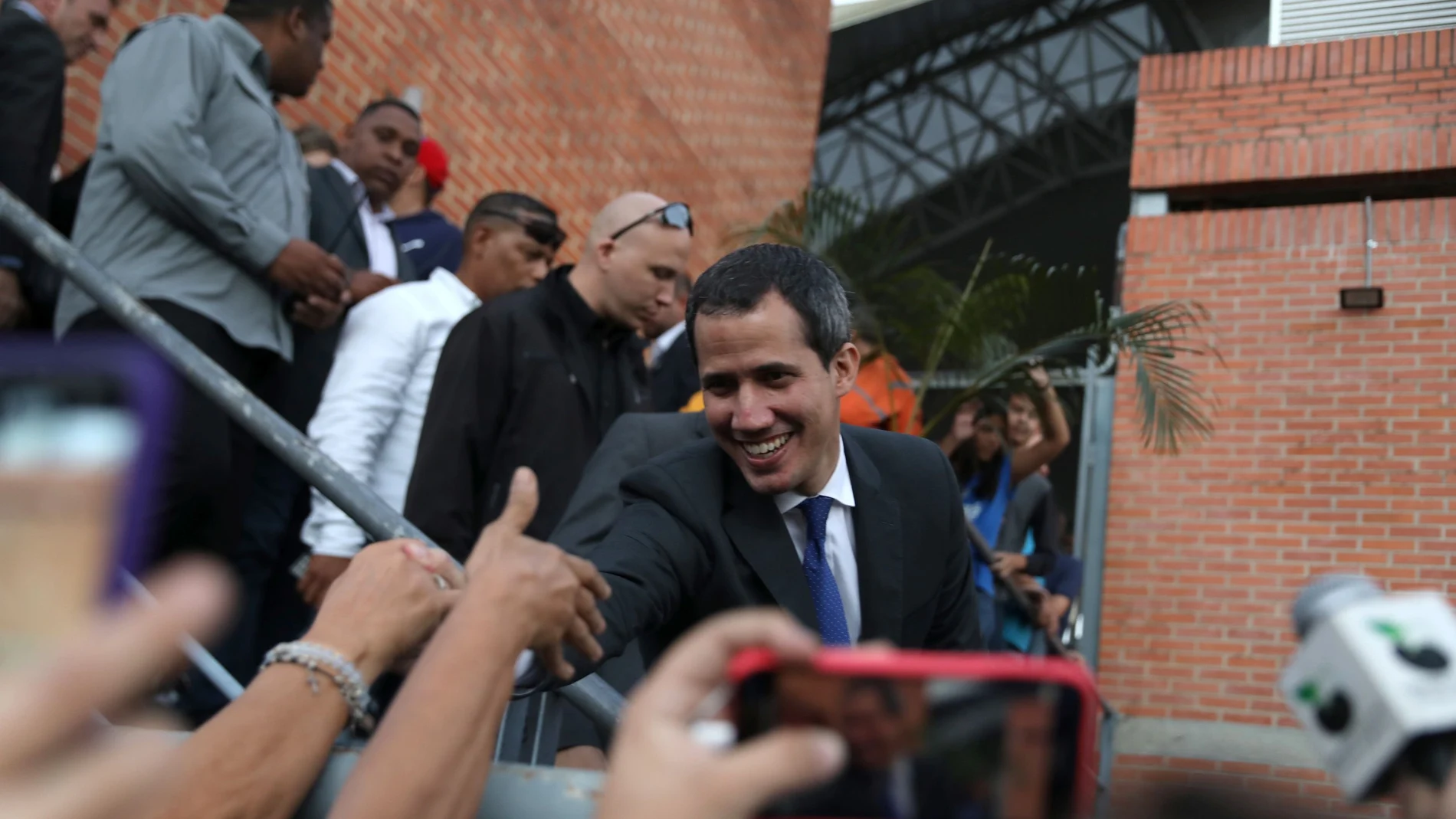 El presidente encargado de Venezuela, Juan Guaidó, atiende a la Prensa ayer en Caracas/REUTERS