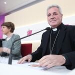 El presidente de la Subcomisión Episcopal para la Familia y Defensa de la Vida, Monseñor Mario Iceta (dech), acompañado por uno de los matrimonios que han colaborado en el proyecto, durante la presentación de 'Novios en Camino. Más que dos', un itinerario de formación y acompañamiento de novios hacia el matrimonio.