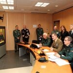 Felipe VI (c) durante su visita oficial al centro de operaciones de la Dirección General de la Guardia Civil, este jueves en Madrid. EFE/ Casa de S.M. El Rey /Francisco Gomez