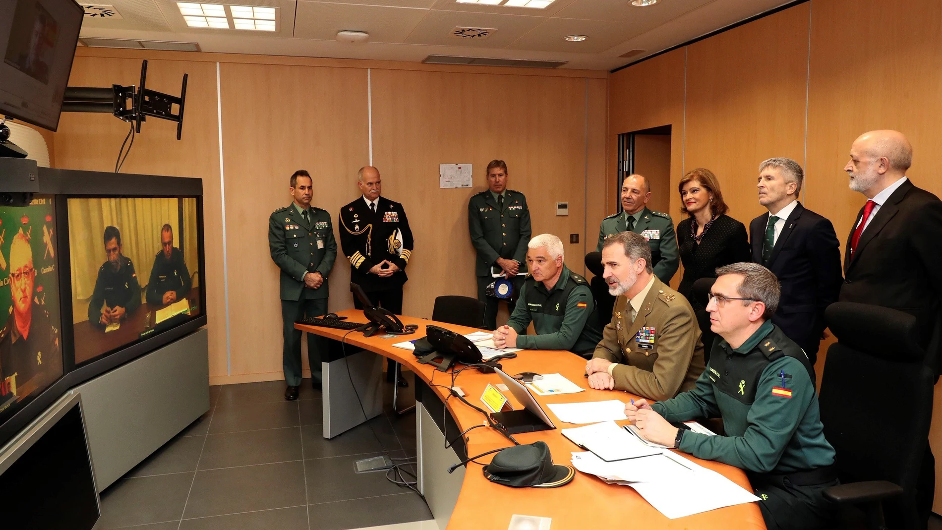 Felipe VI (c) durante su visita oficial al centro de operaciones de la Dirección General de la Guardia Civil, este jueves en Madrid. EFE/ Casa de S.M. El Rey /Francisco Gomez