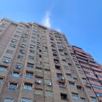 Un incendio en el cuarto de contadores de un edificio de viviendas de 17 plantas en Chamartín