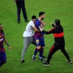 Un espontáneo abraza a Messi en los últimos minutos de la semifinal de la Supercopa