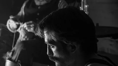 Robert Pattinson en una escena de "El faro"