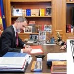 El rey firma el nombramiento de Sánchez tras comunicarle Batet su investidura