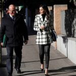 GRAF9471. MADRID, 09/01/2020.- La reina Letizia acompañada por el jefe de la Secretaría de la Reina, José Manuel Zuleta, a su llegada a la sede de la Federación Española de Enfermedades Raras (FEDER) donde este jueves ha mantenido una reunión de trabajo para conocer los retos y oportunidades del colectivo de este 2020. EFE/Chema Moya
