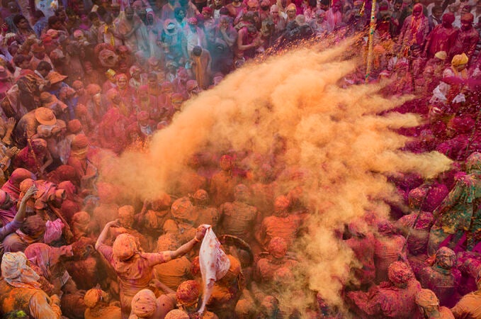 La fotógrafa ha retratado la explosión de color de la fiesta Holi