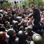 Juan Guaidó intenta llegar a la Asamblea Nacional ante el bloqueo de la policía