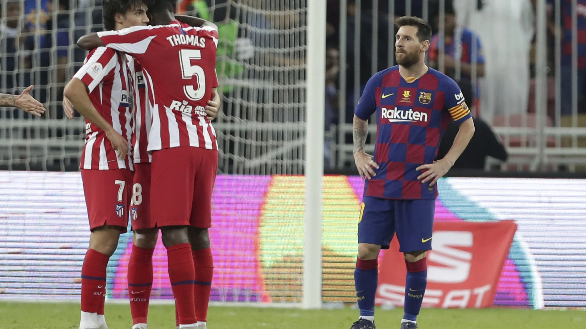 Messi se lamenta durante un momento del partido