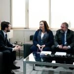 Casado se reunió ayer con miembros de la Asociación de Víctimas del Terrorismo. En la imagen, junto a Casado, Maite Araluce, Miguel Folguera y Carmen Ladrón de GuevaraDAVID MUDARRA (PP)