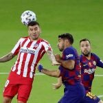 Correa disputa un balón aéreo con Luis Suárez y Jordi Alba