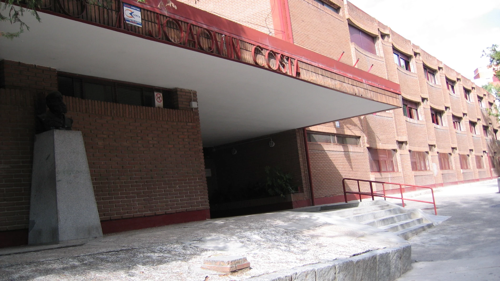Fachada del CEIP Joaquín Costa de Madrid