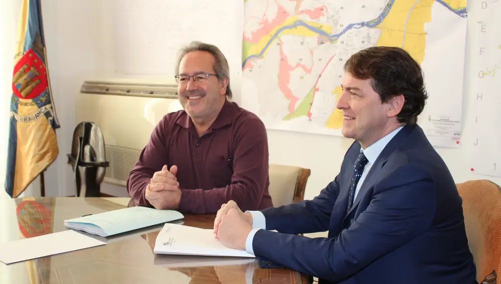 Reunión entre el alcalde de Zamora, Francisco Guarido, con el presidente de la Junta, Alfonso Fernández Mañueco, en la que lñe pidió inversión para el nuevo parque de bomberos