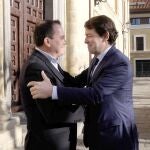 El presidente de Castilla y León, Alfonso Fernández Mañueco, saluda al de la Diputación de Zamora, Francisco Requejo