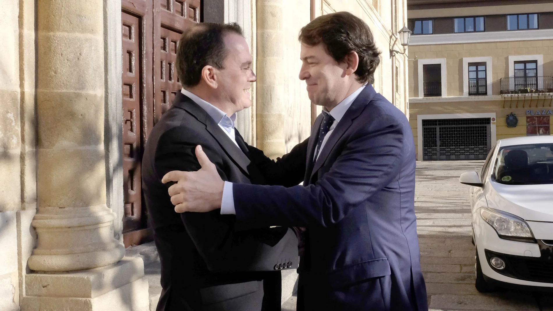 El presidente de Castilla y León, Alfonso Fernández Mañueco, saluda al de la Diputación de Zamora, Francisco Requejo